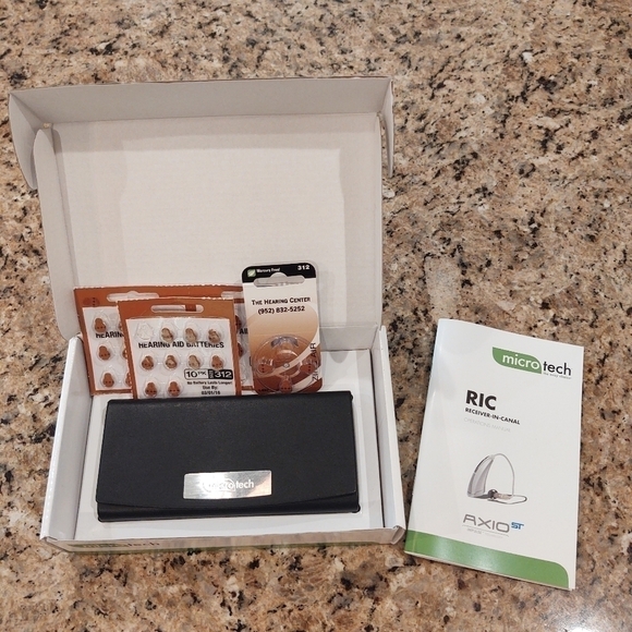 MICROTECH | Hearing Aid Case & Batteries - Picture 1 of 5